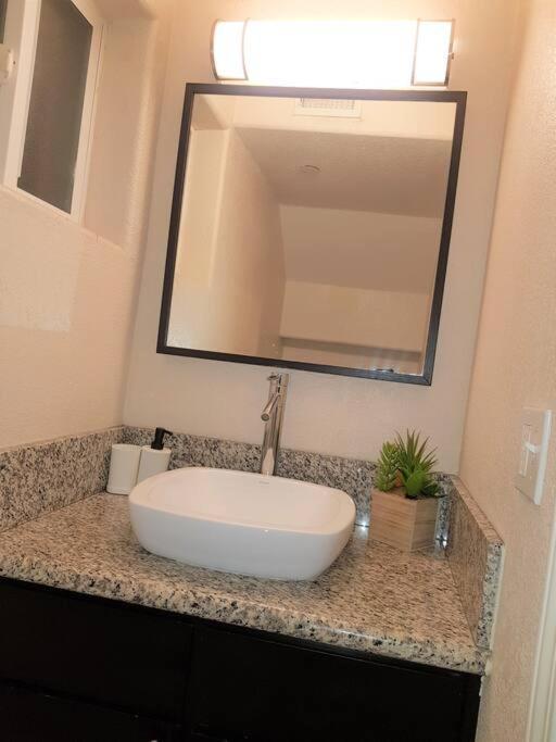 4 Bedrooms & 2.5 Bathrooms In La Лос-Анджелес Экстерьер фото